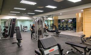 un gimnasio con máquinas de correr y gente en él en Imperial Hotel Kuching en Kuching