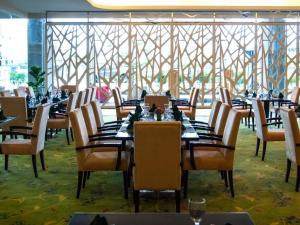 Imperial Hotel Kuching tesisinde bir restoran veya yemek mekanı