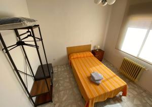 Una pequeña habitación con una litera y una escalera. en CASA LOS PILARES, en San Bartolomé de Pinares