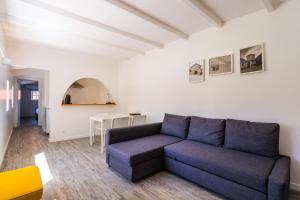 a living room with a blue couch and a table at Quinta da Bicuda in Cascais