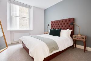 una camera con un grande letto e una finestra di 3VH Virginia House, 31 Bloomsbury Way by City Living London a Londra