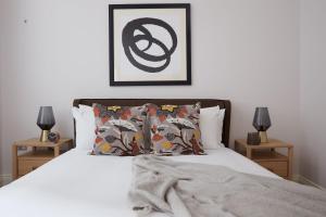 Llit o llits en una habitació de 1VH Virginia House, 31 Bloomsbury Way by City Living London