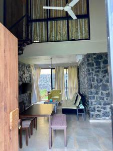 Enliven Homestay Alibag, Alibaug的休息区