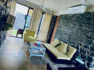 Enliven Homestay Alibag, Alibaug的休息区