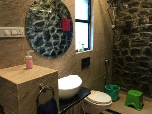 Enliven Homestay Alibag, Alibaug的一间浴室