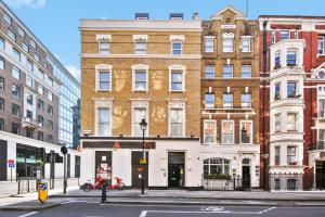un edificio all'angolo di una strada cittadina di 1VH Virginia House, 31 Bloomsbury Way by City Living London a Londra