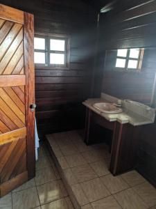 a small bathroom with a sink and a window at Hostel Park in Uberlândia +20 photos