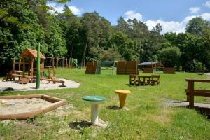 um parque com um parque infantil com uma caixa de areia e uma área recreativa em Irma- forrás Vendégházak em Kismaros