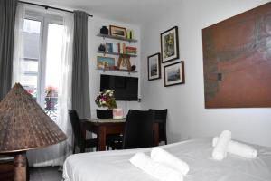 パリにあるCharming Apartment near The Eiffel Towerのベッドルーム1室(ベッド1台、デスク、コンピュータ付)