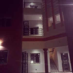 a building at night with the lights on at RESIDENCE L'ESCALE équipements moderne in Bamako