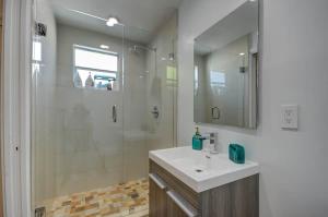 Bathroom sa CENTRALLY LOCATED COMFY APARTMENT in MIAMI L03A