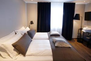 Postel nebo postele na pokoji v ubytování Keflavik Micro Suites