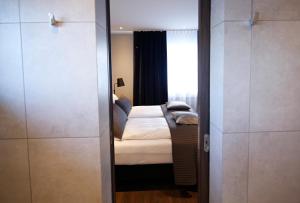 Postel nebo postele na pokoji v ubytování Keflavik Micro Suites