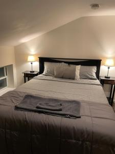 Un pat sau paturi într-o cameră la Downtown Loft - Close to Topgolf, Horseshoe Casino, UM Baltimore