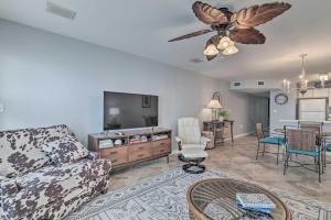 Area tempat duduk di Beachfront Cedar Key Retreat with Pool Access!