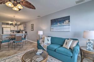 sala de estar con sofá azul y mesa en Beachfront Cedar Key Retreat with Pool Access! en Cedar Key