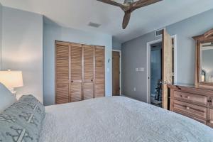 Tempat tidur dalam kamar di Beachfront Cedar Key Retreat with Pool Access!