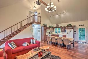 Χώρος καθιστικού στο Tranquil Hendersonville Cabin with Mountain Views!