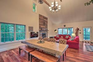 Μια τηλεόραση ή/και κέντρο ψυχαγωγίας στο Tranquil Hendersonville Cabin with Mountain Views!