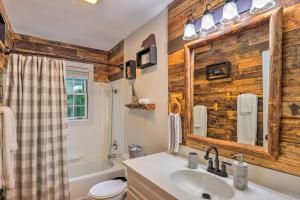 Ένα μπάνιο στο Tranquil Hendersonville Cabin with Mountain Views! +20 φωτογραφίες
