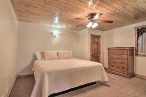 מיטה או מיטות בחדר ב-The Bridgeway Casita - Apt Near Natl Parks