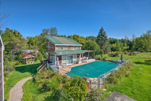 ギルフォードにあるQuaint Gilford Apt with Fire Pit and Pool Access!のスイミングプール付きの家屋の上面の景色