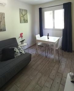 - un salon avec un canapé et une table dans l'établissement T1 cosy climatisé indépendant sur prop privée à Sanguinet - lac, océan, Bassin d'Arcachon, Dune du Pyla, à Sanguinet