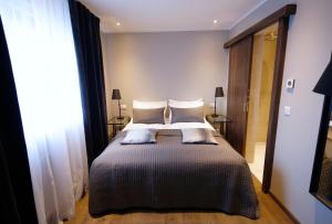 Postel nebo postele na pokoji v ubytování Keflavik Micro Suites