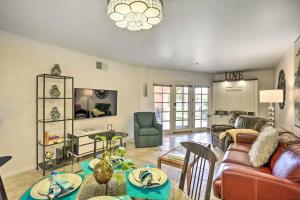 una sala de estar con un sofá y una mesa en Condo with Patio, Walk to Downtown Palm Springs!, en Palm Springs