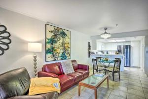 una sala de estar con un sofá y una mesa en Condo with Patio, Walk to Downtown Palm Springs!, en Palm Springs