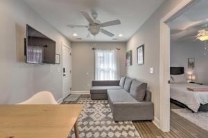 ein Wohnzimmer mit einem Sofa und einem Bett in der Unterkunft Updated Savannah Apartment - Walk to Forsyth Park! in Savannah