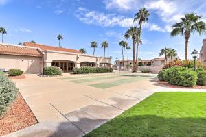 ein Haus mit Palmen und einem Tennisplatz in der Unterkunft Extended Arizona Getaway with Pool Access! in Peoria