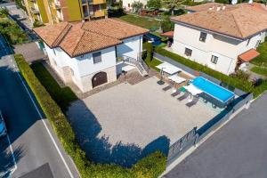 Bazén v ubytovaní Villa Azdora alebo v jeho blízkosti