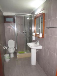 Ένα μπάνιο στο Chryssa Rooms +75 φωτογραφίες