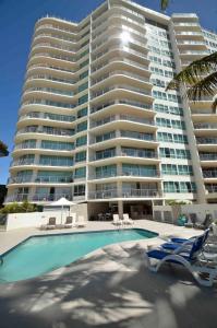 Bazén v ubytování Chateau Royale Beach Resort Maroochydore Sunshine Coast nebo v jeho okolí