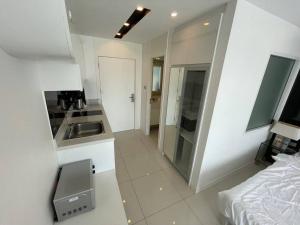 Kuchyň nebo kuchyňský kout v ubytování GETAWAY STUDIO in City Center Residence
