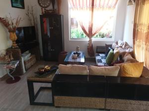 a living room with a couch and a table at Kai Selfcatering in La Digue