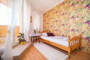 A bed or beds in a room at Francesca Apartmanlakása