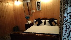 Houseboat New Suzan客房内的一张或多张床位