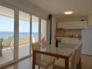 een keuken en eetkamer met uitzicht op de oceaan bij Apartments Villa Ema in Zadar