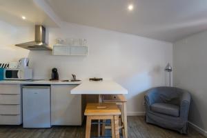 a small kitchen with a chair and a table at Quinta da Bicuda in Cascais