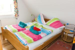 een slaapkamer met een bed met twee knuffels erop bij FeWo Heitkamp in Dornumersiel