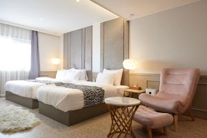 Tempat tidur dalam kamar di Denbasta Hotel