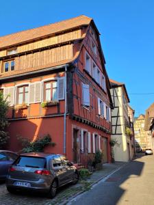 a car parked in front of a house at Jacuzzi des Tanneurs in Ribeauvillé