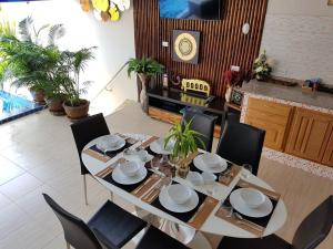 Ресторант или друго място за хранене в 3 bedrooms apartement at Tambon Mae Nam 90 m away from the beach with sea view private pool and balcony