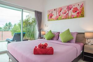 Un pat sau paturi într-o cameră la 3 bedrooms apartement at Tambon Mae Nam 90 m away from the beach with sea view private pool and balcony