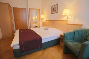 En eller flere senger på et rom på Hotel Restaurant Hambacher WInzer