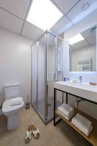 een badkamer met een douche, een toilet en een wastafel bij Tgna Reial 1 in Tarragona