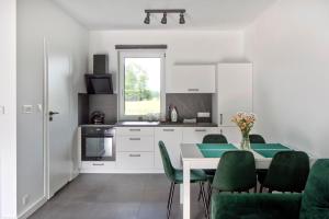 Kuchyňa alebo kuchynka v ubytovaní Apartamenty Zielona Lipka