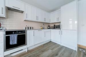 Una cocina o kitchenette en Seagrass Henley - 2 Bed Entire Serviced Apartment